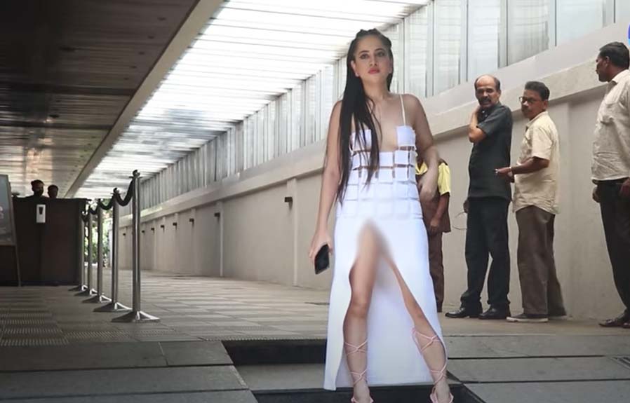 Urfi Javed Wardrobe malfunction